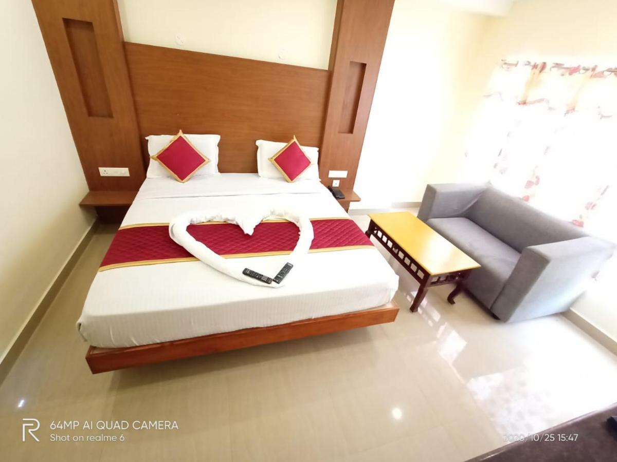 Meridian Castle Hotel Пондичери Екстериор снимка